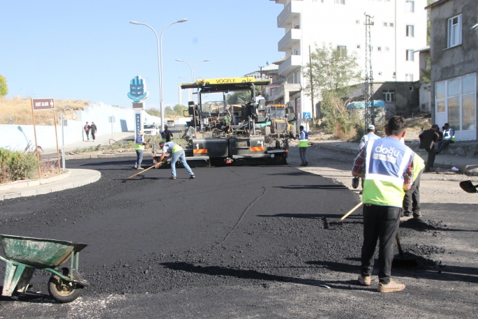 Belediyeden Sıcak Asfalt Çalışmaların Devam Ediyor