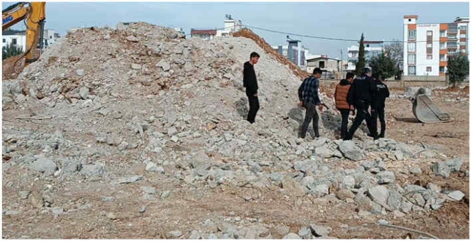 Beton blok üzerine devrildi! Ölümden döndü!