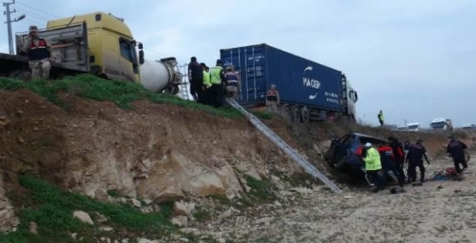 Beton mikseri ile otomobilin çarpıştığı kazada 2 kişi öldü