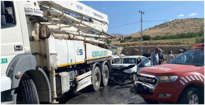 Beton pompası aracına çarpan otomobildeki 5 kişi yaralandı