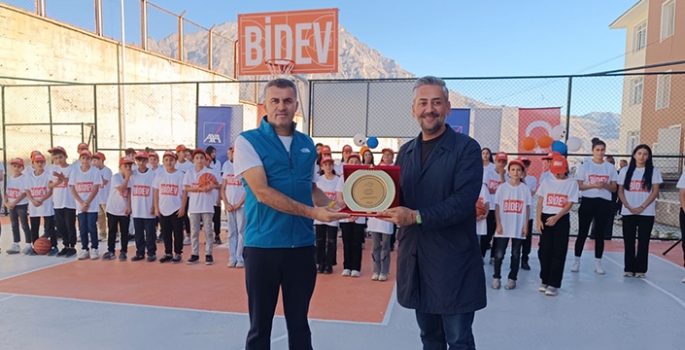 BİDEV'in katkılarıyla Hakkari'de yapılan basketbol sahası açıldı