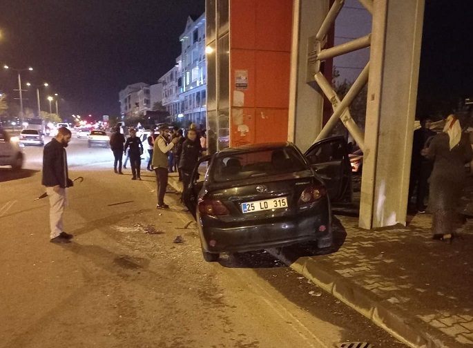 Bingöl'de iki otomobilin çarpıştığı kazada 10 kişi yaralandı