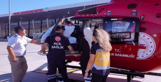 Bingöl'de köyde rahatsızlanan yaşlı adam ambulans helikopterle hastaneye götürüldü