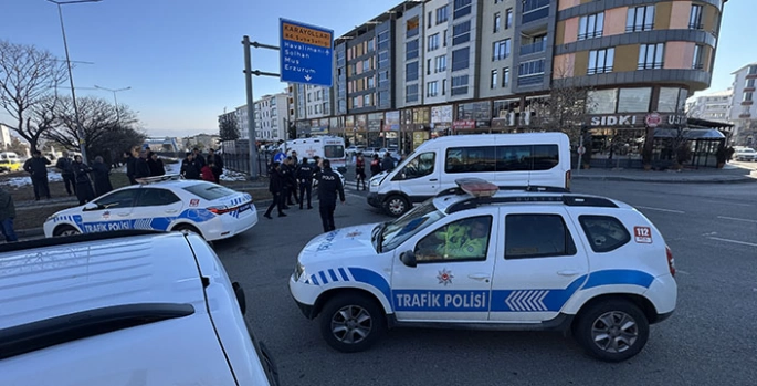 Bingöl'de minibüsle çarpışan ekip otosundaki bir polis yaralandı