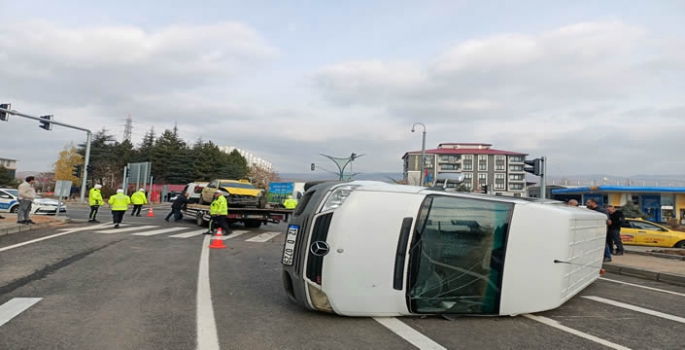 Bingöl'de taksi ile minibüsün çarpışması sonucu 3 kişi yaralandı