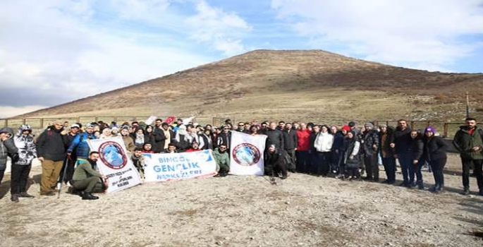 Bingöl'de üniversite öğrencileri 2 bin rakımlı dağın zirvesine tırmandı