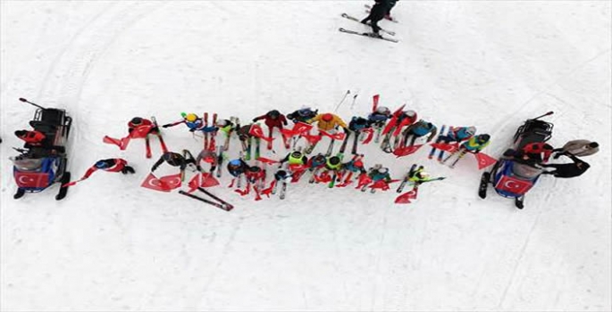 Bingöl'deki fotoğrafçılık maratonunda Hesarek'teki paraşüt ve kayak gösterisi görüntülendi