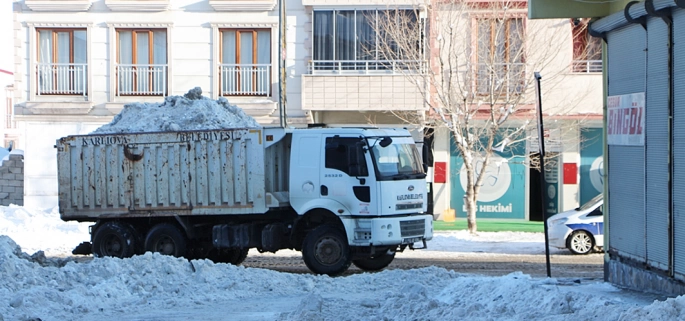 Bingöl Karlıova'da biriken kar ilçe dışına taşınıyor