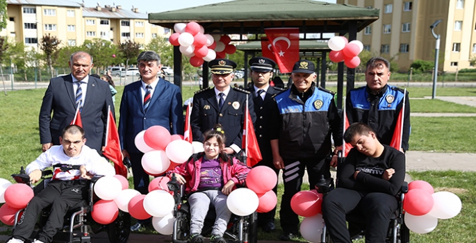 Bingöl polisinden 3 bedensel engelliye akülü tekerlekli sandalye desteği