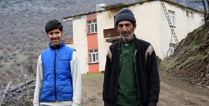 Bitlis'in Karaca mezrasında sadece baba oğul yaşıyor