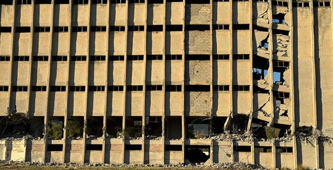 Bitlis'te atıl durumdaki 6 katlı binanın yıkımı yapıldı