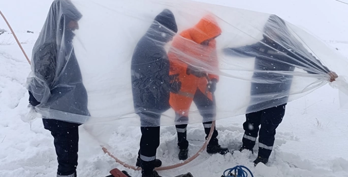 Bitlis'te hasar gören enerji nakil hatları ekiplerin zorlu çalışmasıyla onarıldı