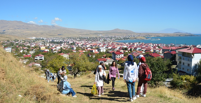 Bitlis'te kadınlar sağlıklı yaşama dikkati çekmek için yürüyüş yaptı