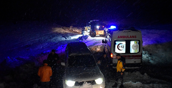 Bitlis'te kardan yolu kapanan köydeki hastanın yardımına ekipler yetişti