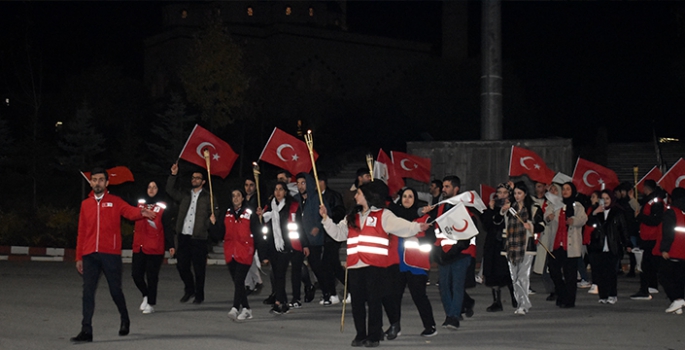 Bitlis'te Kızılay Haftası dolayısıyla meşaleli yürüyüş yapıldı