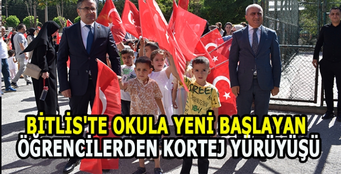 Bitlis'te okula yeni başlayan öğrencilerden kortej yürüyüşü