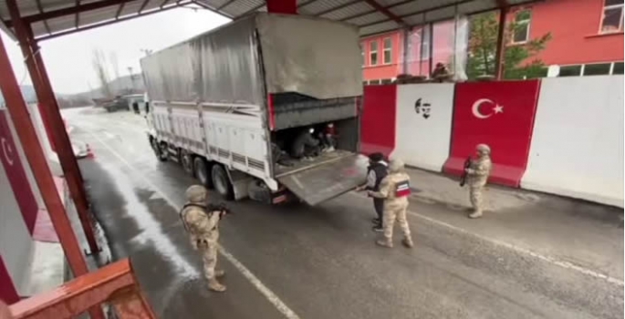 Bitlis'te tırın dorsesinde 76 düzensiz göçmen yakalandı