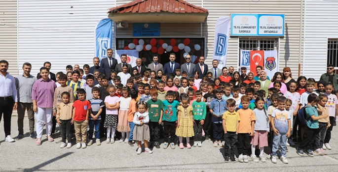 Bitlis'te yükümlüler okulu boyayıp tadilatını yaptı