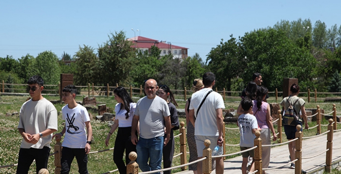 Bitlis'te ziyaretçiler bayramın ikinci gününde tarihi mekânlarda zaman geçirdi