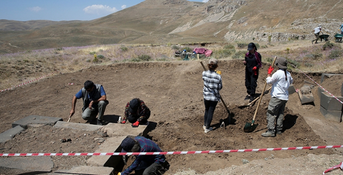 Bitlis'teki Urartu kalesinde yeni buluntular ortaya çıkarıldı