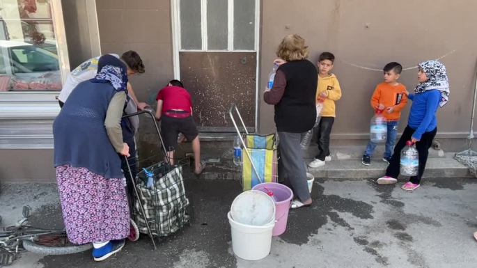 Bornova'da su kesintisi yaşanan mahalleye tankerle su dağıtıldı