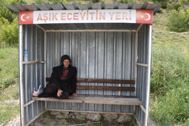 Böyle Bir Aşk Filimlerde yok..Aşık Ecevit, 24 yıldır sevdiği kadını aynı yerde bekliyor