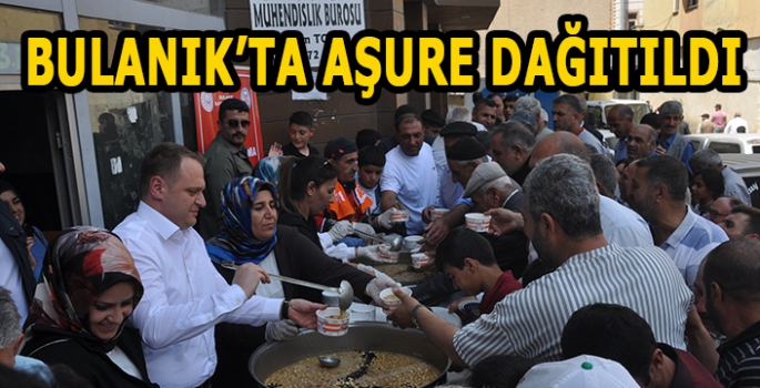 Bulanık'ta aşure dağıtıldı