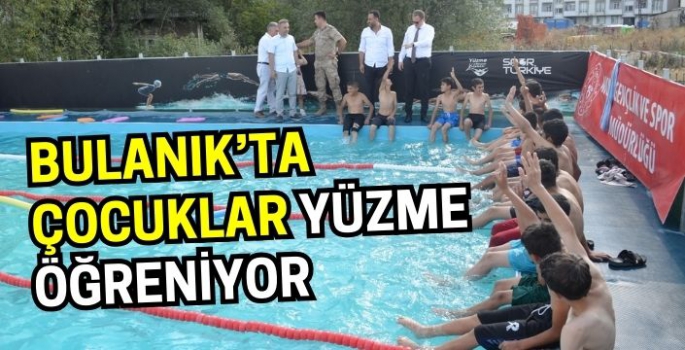 Bulanık’ta çocuklar yüzme öğreniyor