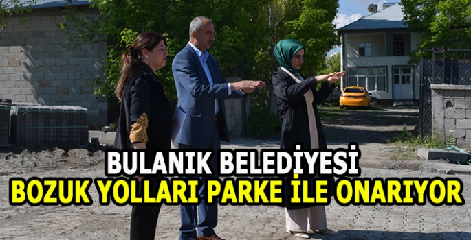 Bulanık’ta doğalgaz kaynaklı bozulan yollar parke taşı ile onarılıyor