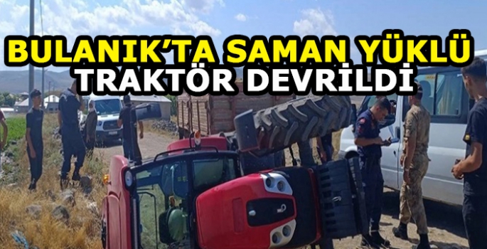 Bulanık'ta saman yüklü traktör devrildi!