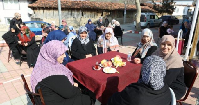 Bursa'daki kırsal mahallede erkekler evde oturdu, kahvehane kadınlara kaldı