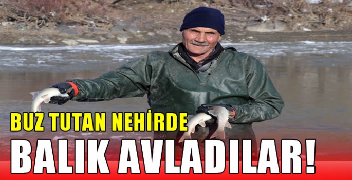 Buz tutan nehirde balık avladılar!