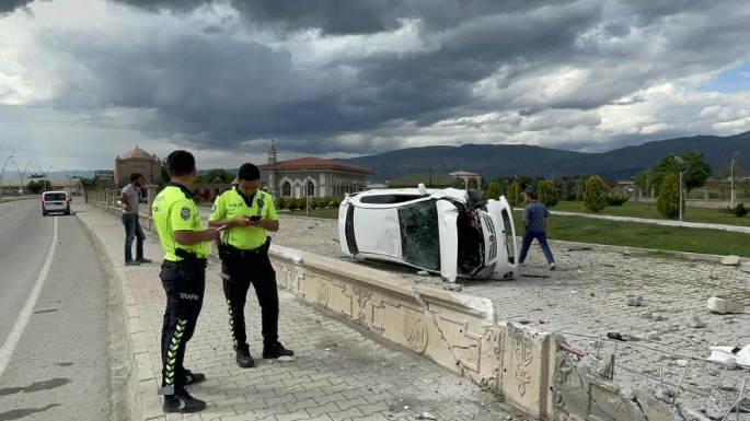 Cami bahçesine devrilen otomobildeki sürücü yaralandı 