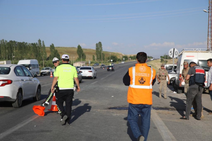 Çarpışan minibüs ile hafif ticari araçtaki 19 kişi yaralandı