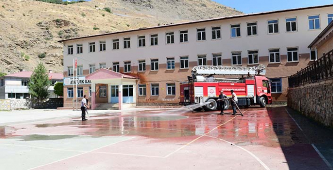 Çatak'ta okulların bahçelerinde temizlik yapıldı