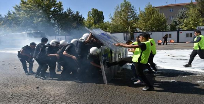 Çevik kuvvet polisi yaptığı tatbikatla nefes kesti 