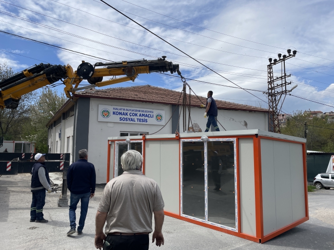 CHP Genel Başkan Yardımcısı Ağbaba Malatya'da esnafa konteyner teslim etti