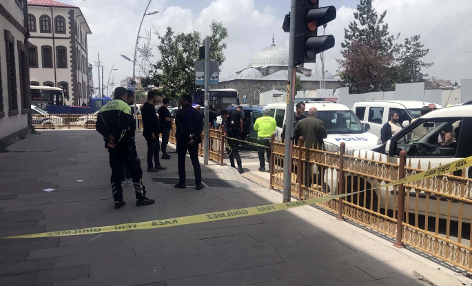 Çıkan bıçaklı kavgaya müdahale etmeye çalışan polis az daha canından oluyordu