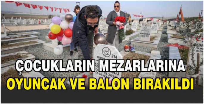 Çocukların mezarlarına oyuncak ve balon bırakıldı