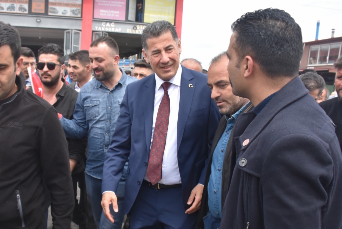 ​​​​​​ Cumhurbaşkanı adayı Sinan Oğan, Kars'ta esnafı ziyaret etti