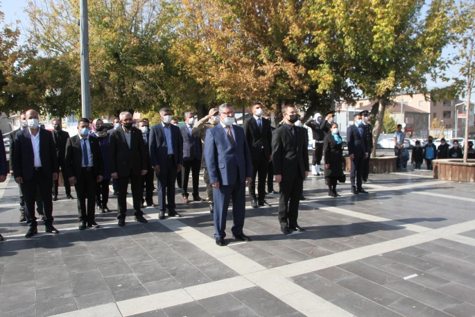 Cumhuriyet Bayramı Kutlama Programı Çelenk Sunma Töreni İle Başladı