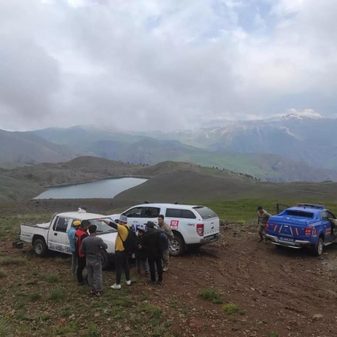 Dağlık alanda araçlarıyla mahsur kalan 5 kişiyi AFAD ekibi kurtardı