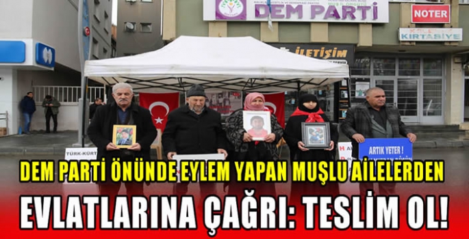 DEM Parti önünde eylem yapan Muşlu ailelerden evlatlarına çağrı: Teslim ol!