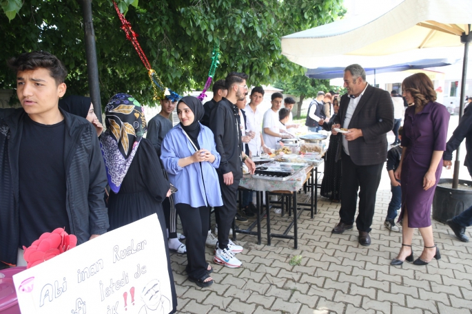 Deprem bölgesindeki kardeş okul için kermes