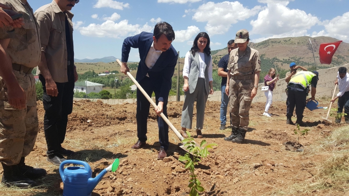 Depremde hayatını kaybeden Jandarma personeli anısına fidan dikildi