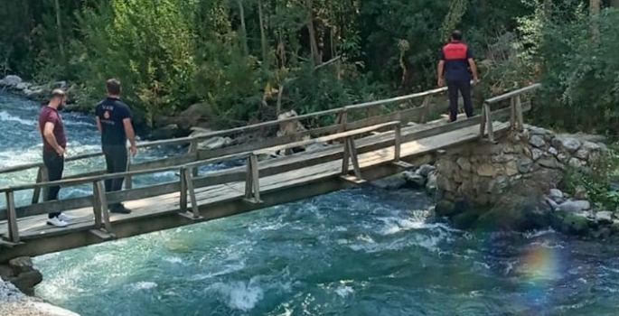 Dereye düşen çocuğunu kurtaran baba boğuldu