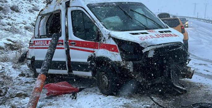 Devrilen ambulanstaki 3 sağlık personeli yaralandı