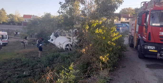 Devrilen beton mikserinde sıkışan sürücüyü itfaiye ekipleri kurtardı