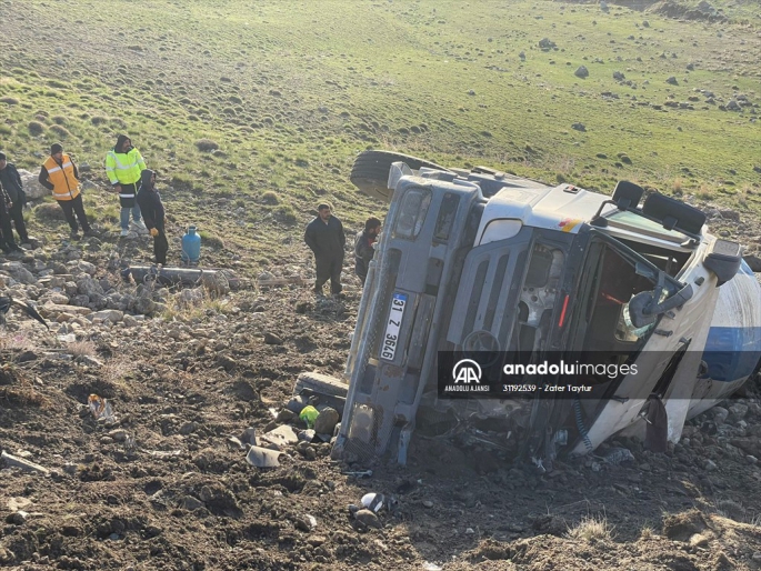  Devrilen beton mikserinin sürücüsü yaralandı