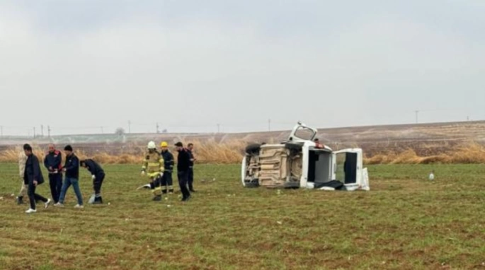 Devrilen hafif ticari araçtaki 2 kişi öldü, 4 kişi yaralandı